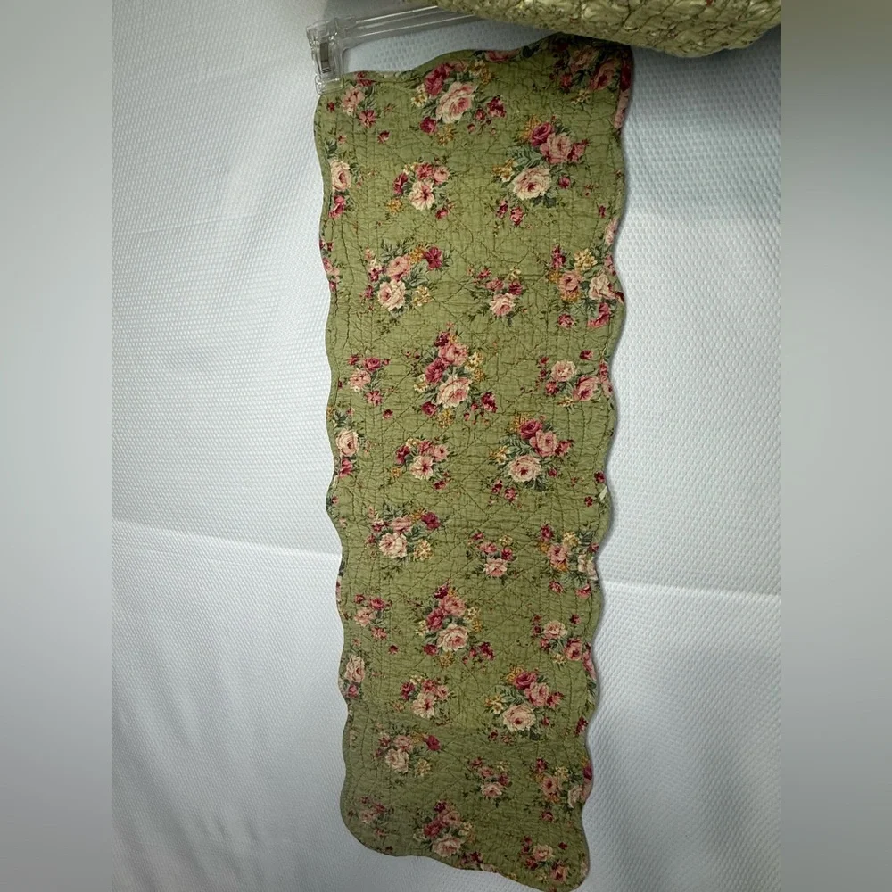 Floral Cottagecore Reversable Quilted Table Runner and Placemats - Picture 10 of 13